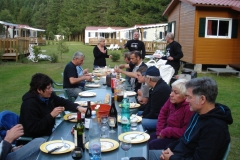 11 Gemütliches Abendessen auf dem Campingplatz